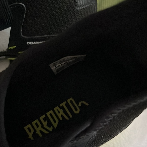 BOYS ADIDAS SOCCER CLEATS…..SIZE 2 - Picture 6 of 7